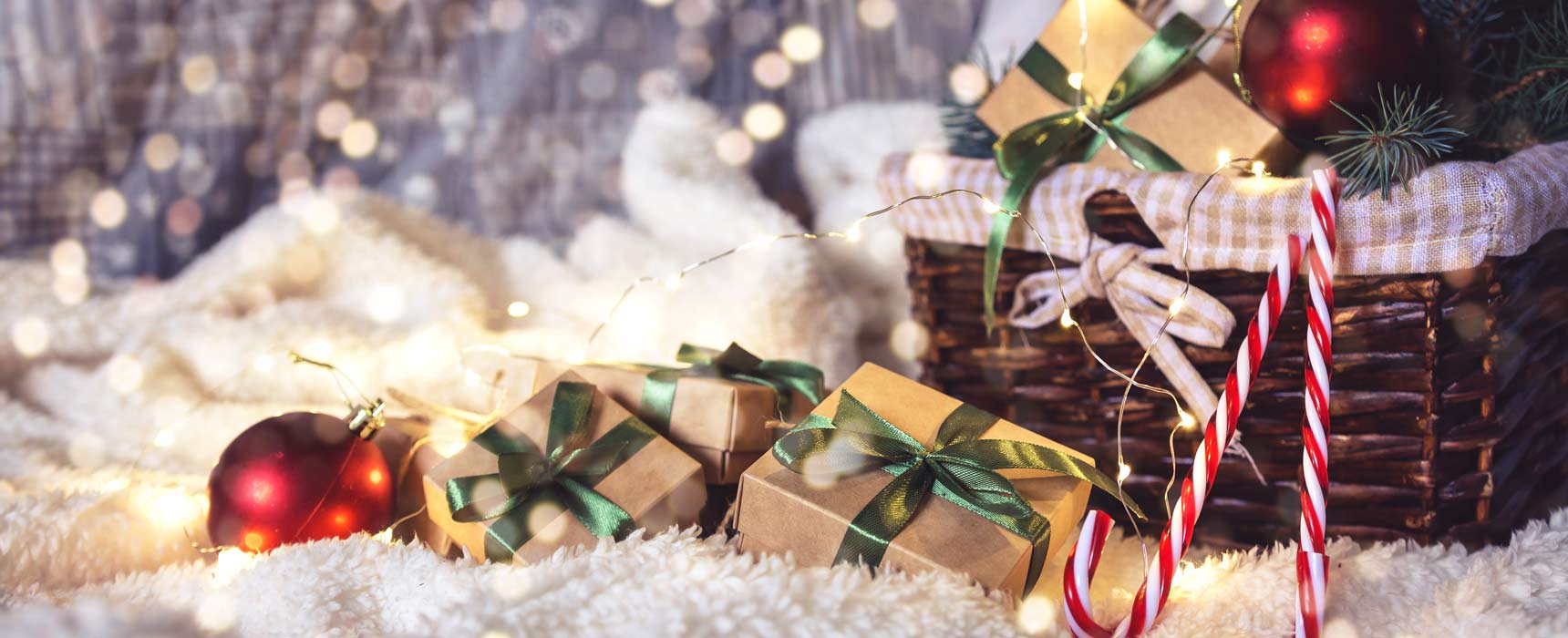 Weihnachtsgeschenke und eine Christbaumkugel