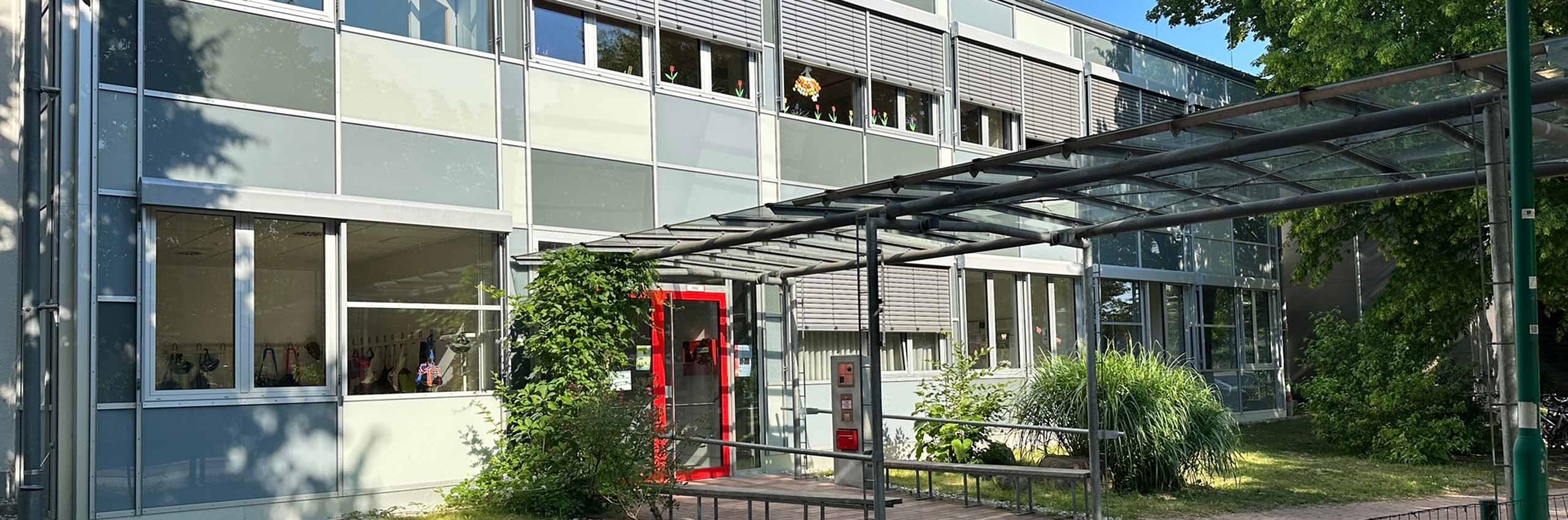 Außenansicht der Ammerschule Eingang