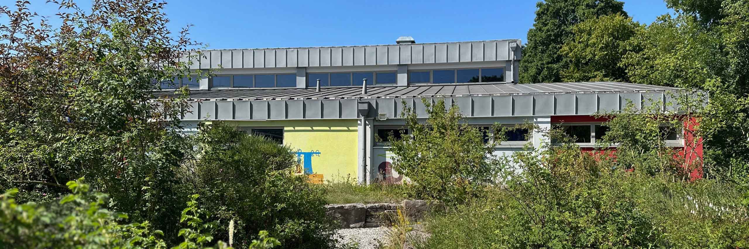 Außenansicht Rückseite der Ammerschule mit Garten